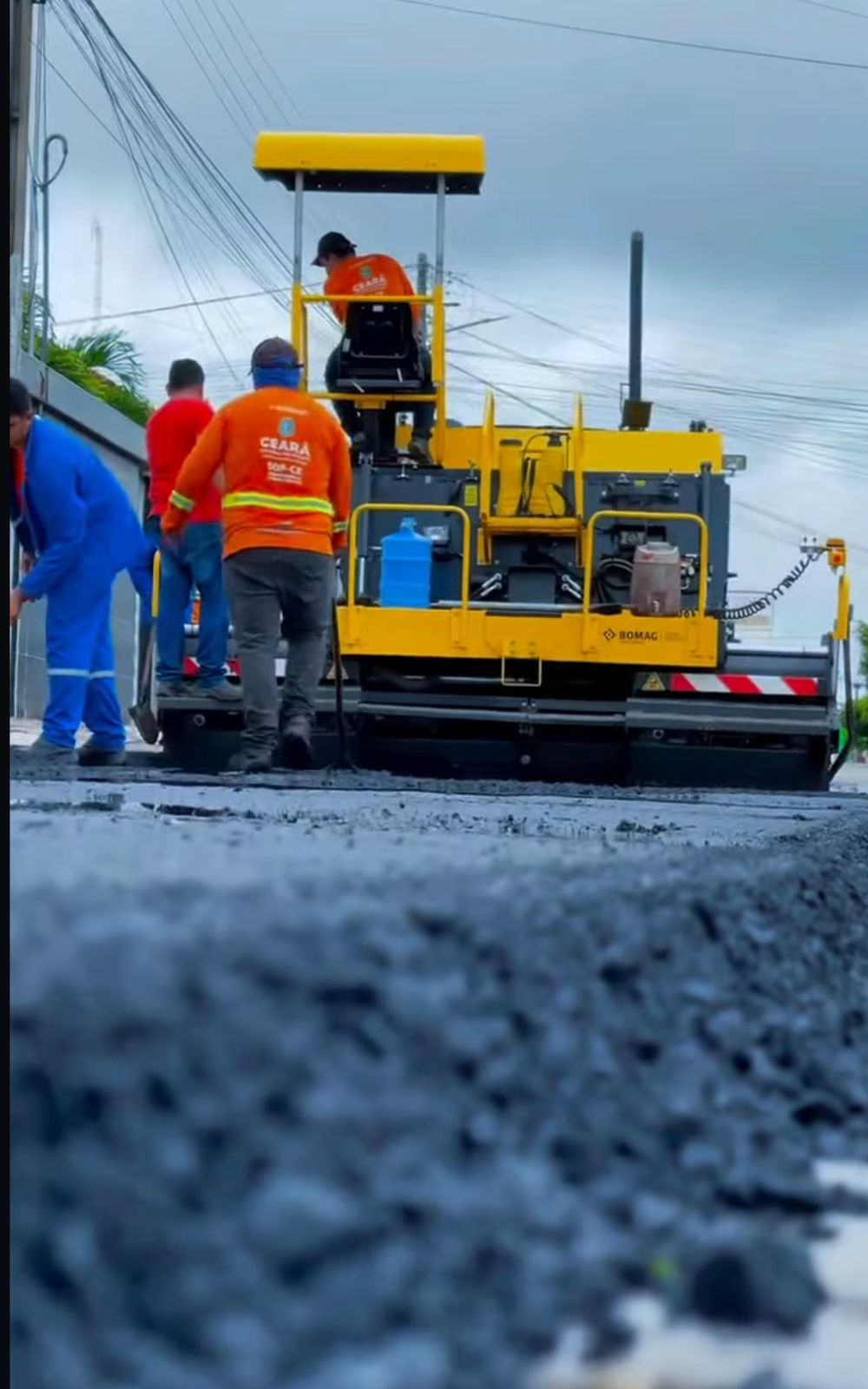 Ruas de Catarina recebem pavimentação asfáltica e ampliam mobilidade urbana.