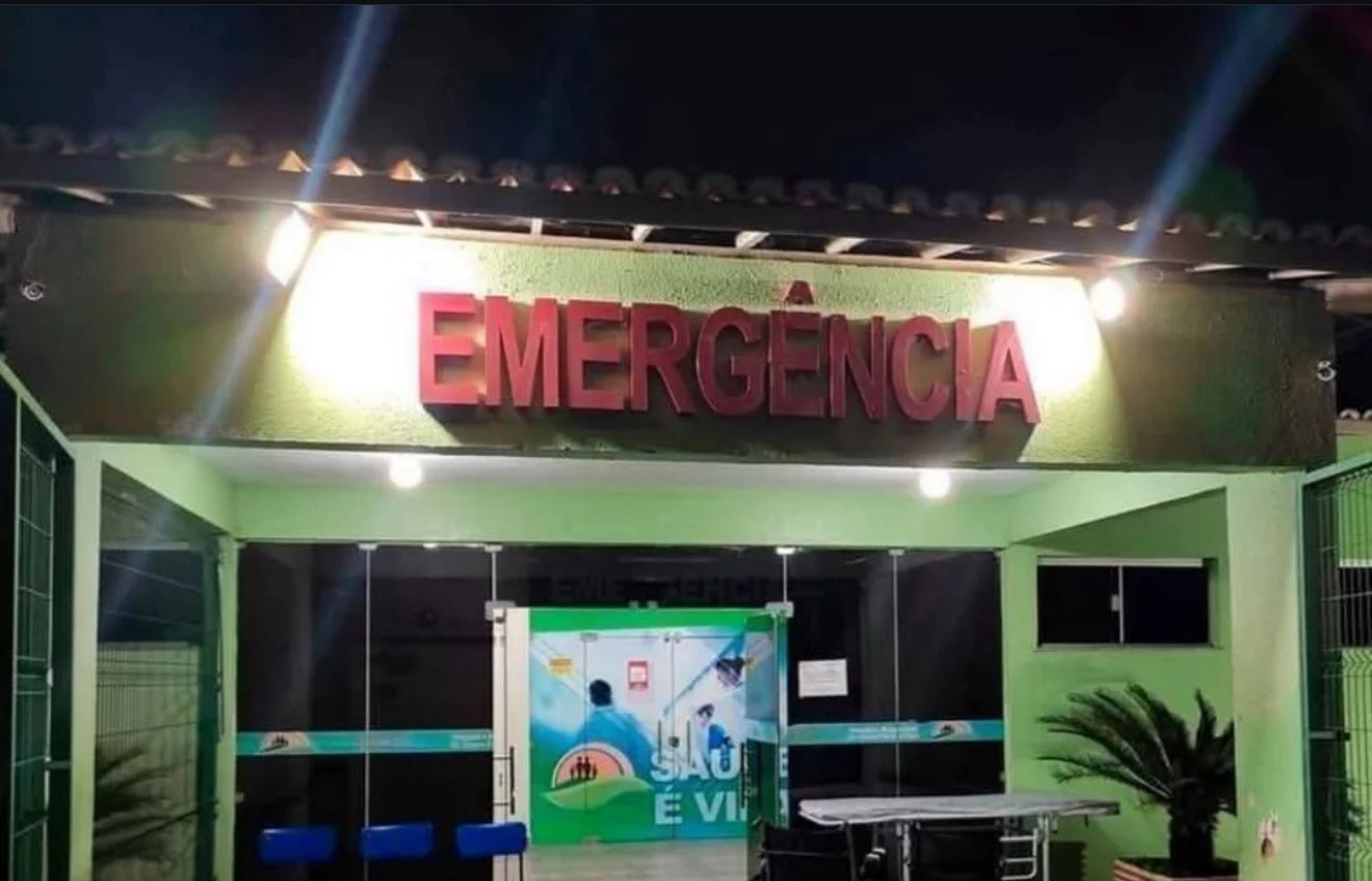 Uma colisão entre uma motocicleta e um carro deixou dois jovens feridos.