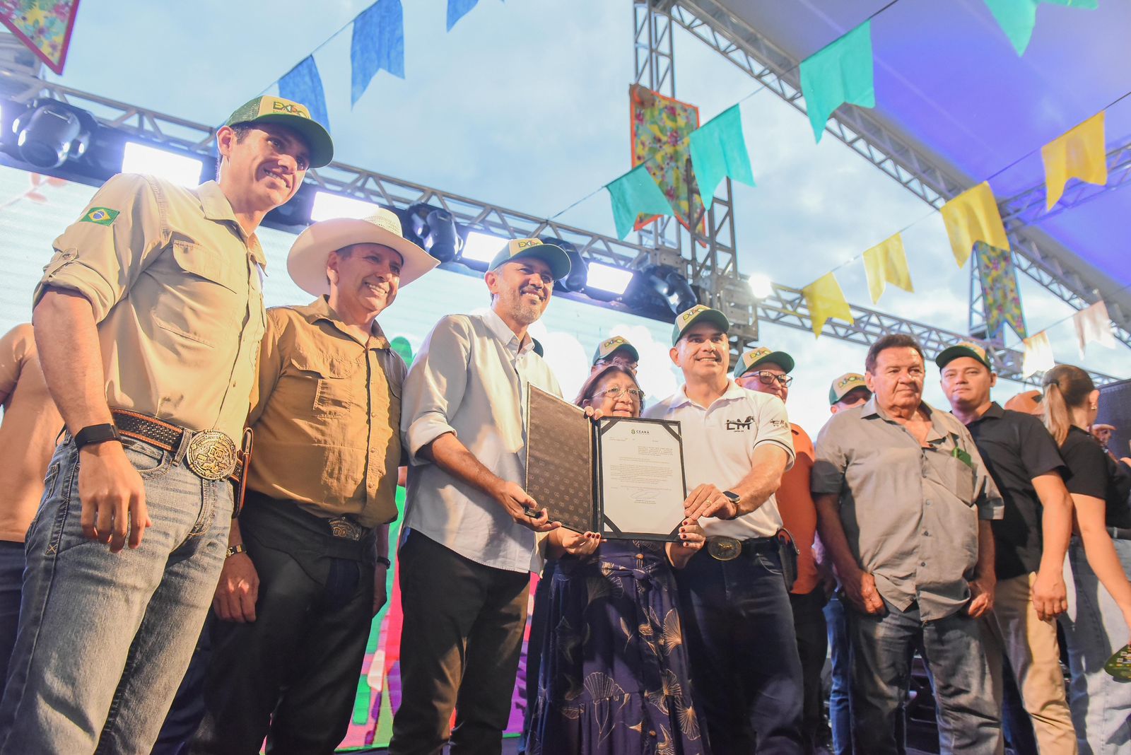 Governador Elmano visita a EXPORÓS, elogia grandiosidade do evento e destaca organização da feira