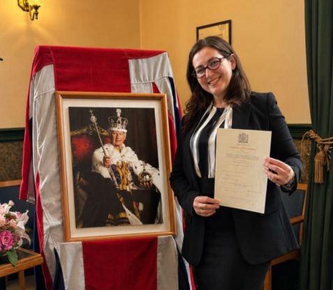 De Tauá para a Inglaterra: Dra. Ana Clézia celebra cidadania britânica e nova formação em Psicanálise.